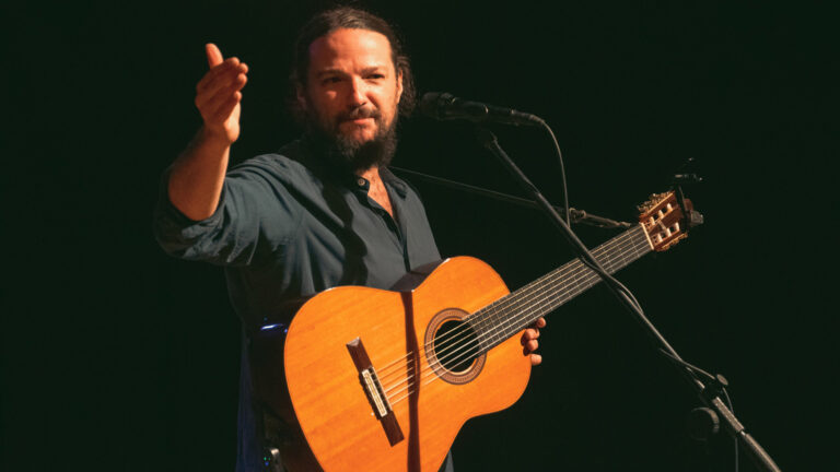 Lee más sobre el artículo Nano Stern: “Me parece importante la dimensión ritual de la música”