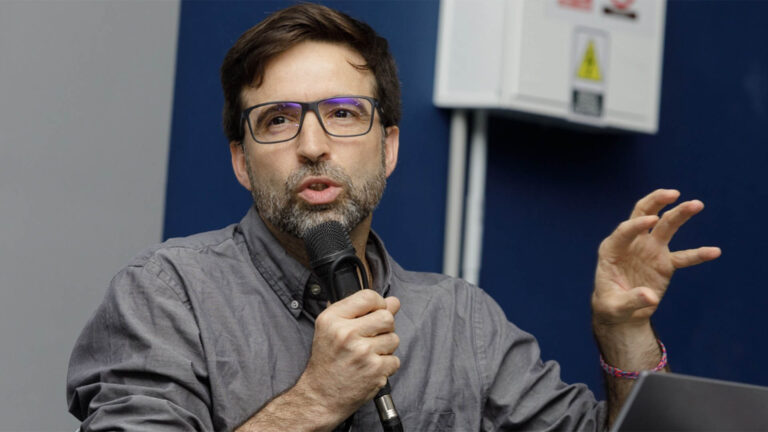 Lee más sobre el artículo Damián Verzeñassi, el médico que investiga el impacto de la explotación petrolera en nuestros cuerpos