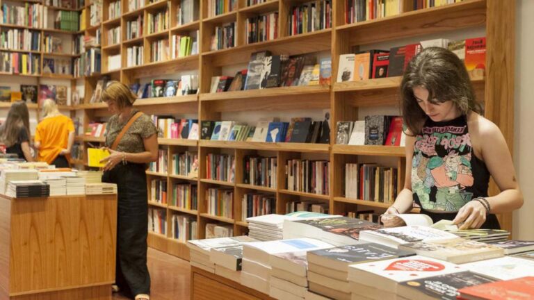 Lee más sobre el artículo La Ley del Libro en la mira: escritores y libreros resisten el nuevo embate desregulador